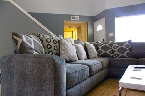 San Antonio House | Gated Subdivision Contemporary yet Cozy Fun