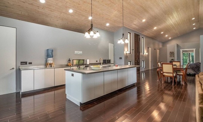 Ottawa House | Gated Waterfront Nature Retreat 5 minutes from Starved Rock State Park