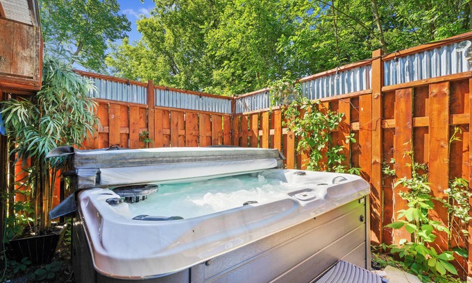 Campbellford Cottage | Gather on the Trent| Waterfront | Boats | Hot Tub | Sauna | Dock