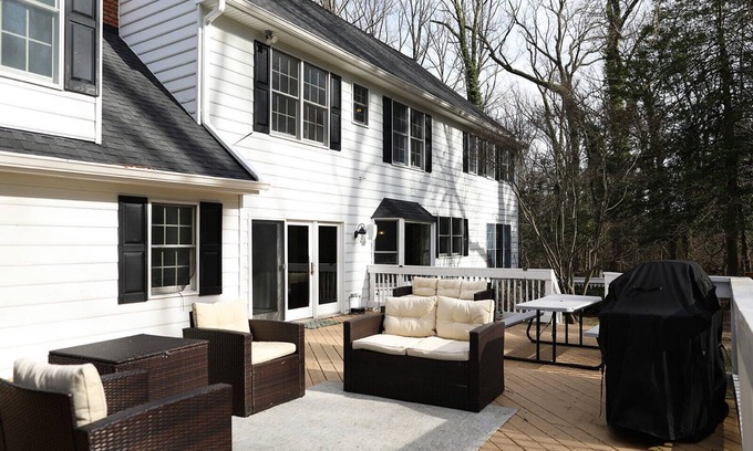 Annapolis House | Gather together! Private wooded lot, 2 kitchens, large deck, 3 mi to downtown!