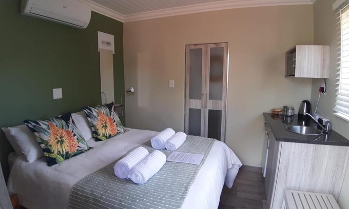 Fichardt Park Apartment | Gathering Guesthouse - Aloe room