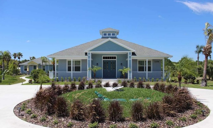 Oviedo Villa | Gator Palace: Stylish 5-bedroom, 4-bath home, with upstairs loft. Sleeps 12.