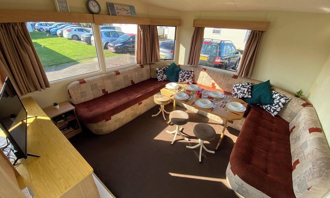 Clacton-on-Sea House | GC132 - Discover Your Perfect Seaside Escape in Clacton-on-Sea!