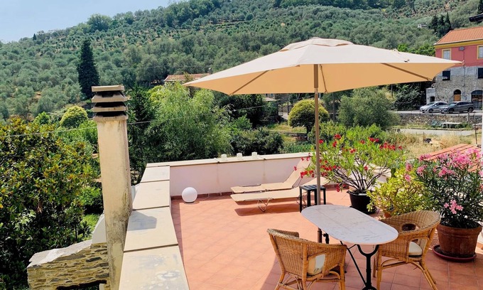 Prela Apartment | Gemütliche Dorfwohnung mit Terrasse und Ausblick auf Gärten und Olivenhaine