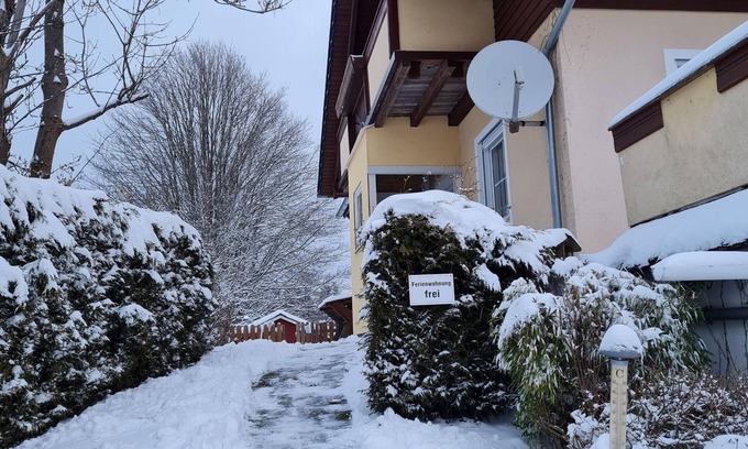 Neubau Apartment | Gemütliche Ferienwohnung mit eigenem Kaminofen und Balkon