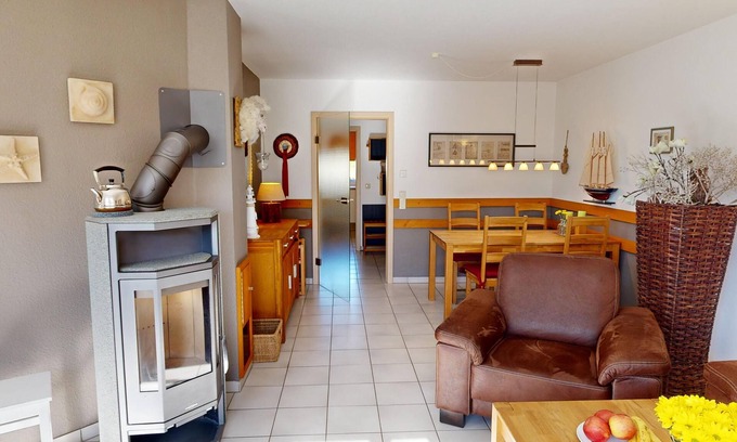 Wenkendorf Apartment | Gemütliche Ferienwohnung mit Kamin für 5 Gäste und Hund auf Fehmarn