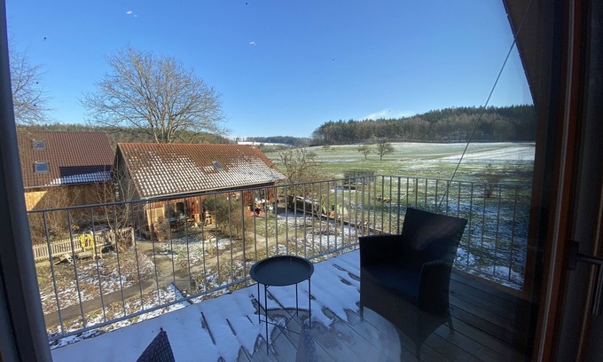Ueberlingen Apartment | Gemütliche Großzügige Ferienwohnung mit Balkon auf dem Biohof am Bodensee