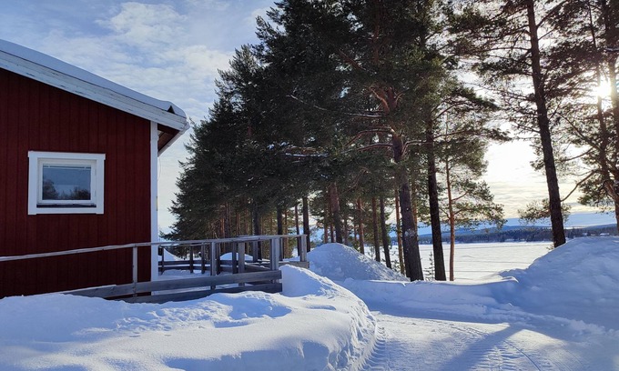 Blattnicksele House | Gemütliches Holzhaus in der Wildnis von Lappland in Wunderschöne Lage am Wasser