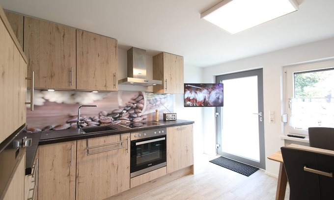 Wehr Apartment | Gemütliches Zimmer mit TV und Gemeinschaftsbad