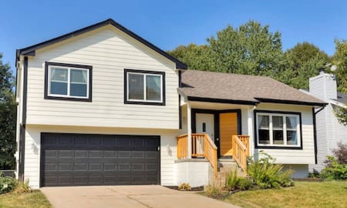 West Des Moines House | Gem in West Dsm | 4BD/3BA Home | Perfect Location
