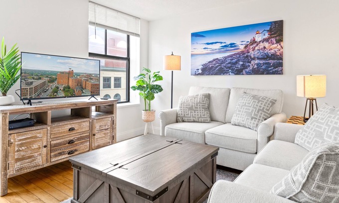 West Bayside Condo | Gem on Congress - King Bed, Free Parking, Dog & Family Friendly, Modern Condo