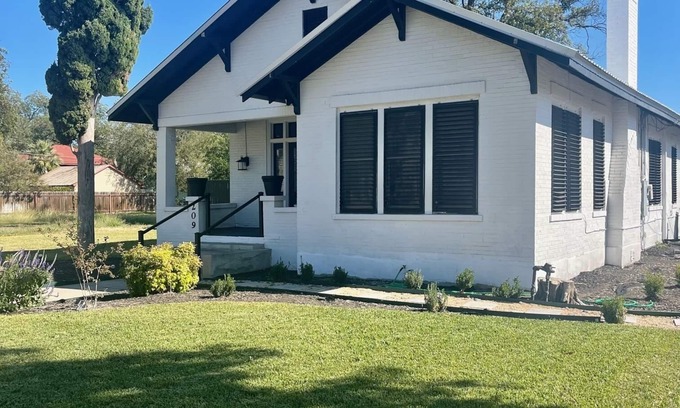 Amistad National Recreational Area House | Gem on Spring-Upscale home walk to Main sleeps 11
