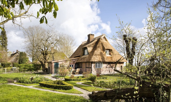 Damp House | Gem under thatch with historic wood-burning stove and dreamlike garden