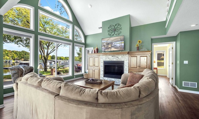 Gravois Mills House | Gentle Slopes Retreat – For 12!