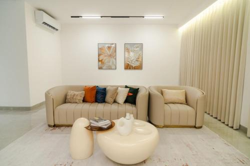 George Town House | Georgetown Elegant Golden Jacuzzi KTV 5BR 16pax E