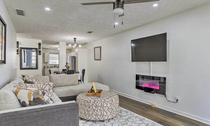 Conyers Cottage | Georgia Getaway w/Fireplace & Fenced-In Yard