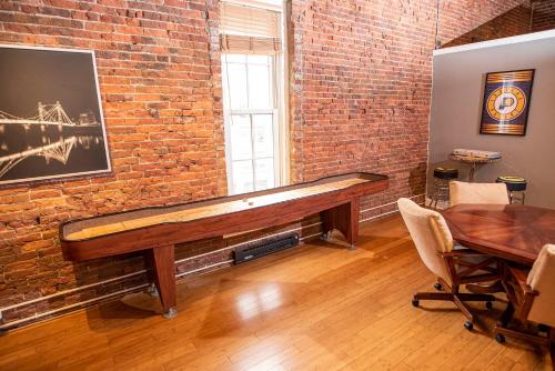 Wholesale District Apartment | Georgia Street 4 Bedroom Condo Downtown