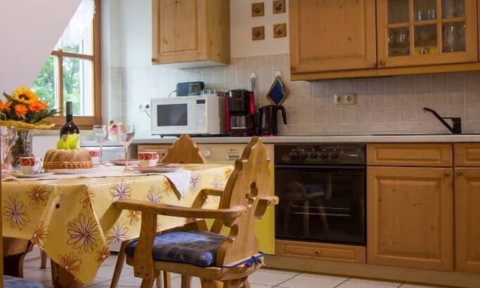 Neualbenreuth Apartment | Geräumige 92qm Ferienwohnung mit Balkon für 4 Personen