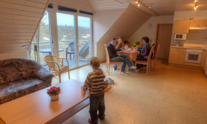 Sulzfeld Apartment | Geräumige 90qm Ferienwohnung mit Balkon, viele Freizeit-und Erlebnisangebote, kostenfreies WLAN