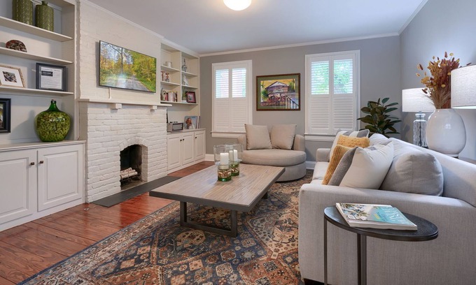German Village House | German Village at it's finest! Walk to Lindey's, Cento, Book Loft & much more!