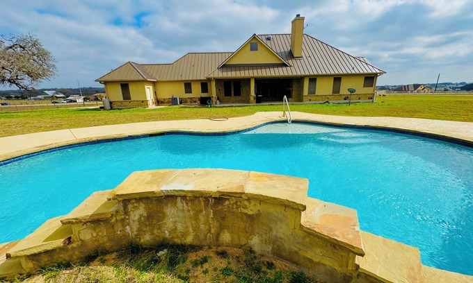Sutherland Springs House | Get away from the city and experience country living