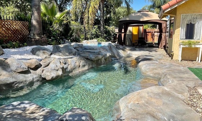 Stockton House | Get Away From The Crowd, Stay Closer To The Nature And In A Luxury Homey House!