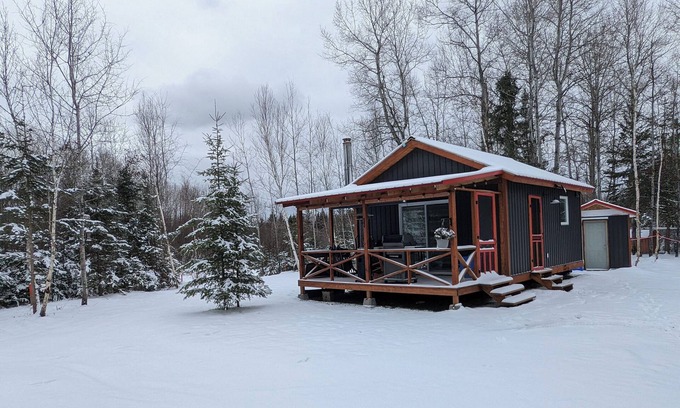 Garson Cabin | Get away from the noise, Tranquil 1-bedroom off grid cabin min south of Sudbury