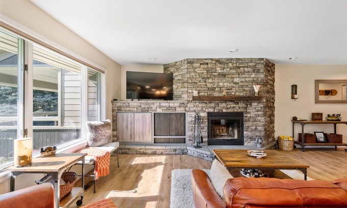 Leavenworth Condo | Get Lost Guest House - Sweeping Views of Pristine Fairways