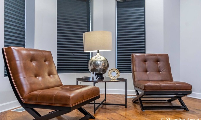Woodlawn Apartment | Get the Woodlawn Experience! Steps away from UofC and Chicago's Lakefront.