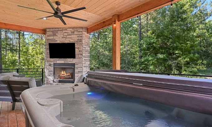 Broken Bow Cabin | GET TOASTED · Luxury “Smart Cabin” w/Hot-tub+More!