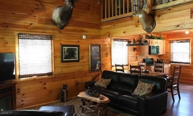 Campton Cabin | Getaway Cabin with a hot tub and internet