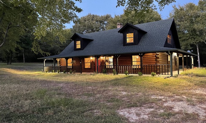 Athens Cabin | Getaway from the hustle and bustle and stay in a peaceful cabin in the woods!