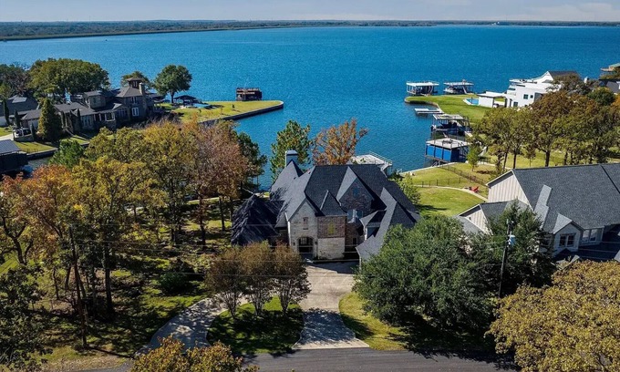 Malakoff House | Getaway near Dallas lake view private pool hot tub kayak fishing