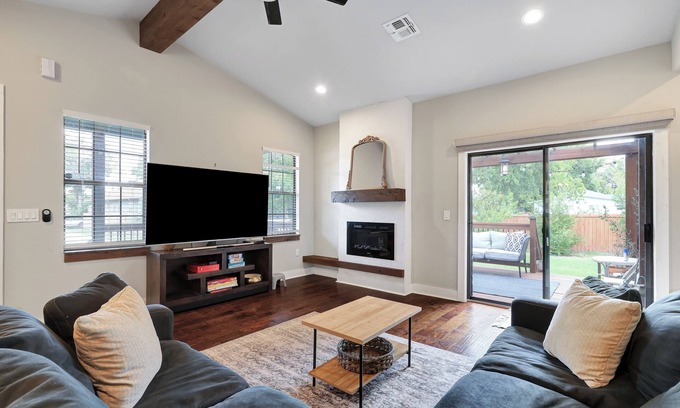 Eastside Promise Neighborhood House | Getaway Nr DT River Walk | BBQ Yard Pet | Games