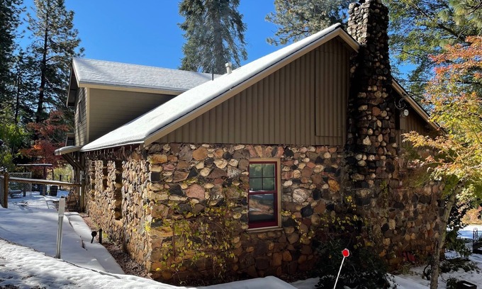 Dutch Flat House | Getaway to the pines