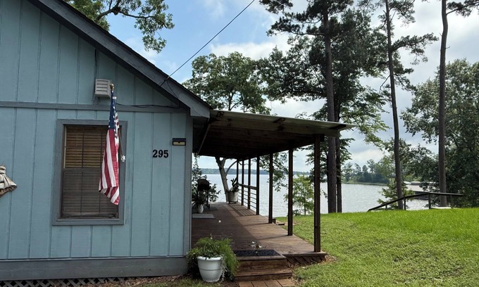 Negreet House | Getaway vacation home on Toledo bend. Right on the water with dock!