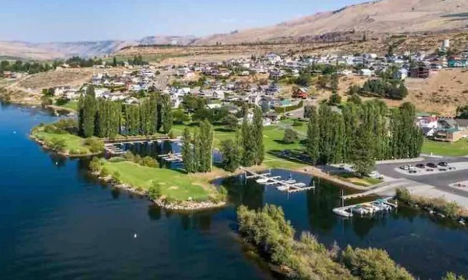 Orondo House | Getaway w/shared pool, tennis/b-ball/pickleball courts, & boat launch! 30day min