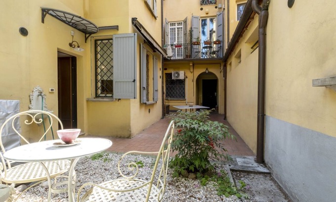 Historic Center Apartment | GetTheKey S. Stefano Apartment
