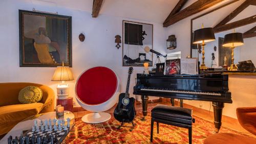 Sintra Bed & Breakfast | Giant Smart Room, Hot tub, PS5, in Historical Sintra Center inside 17th century Palace - Sintra WOW