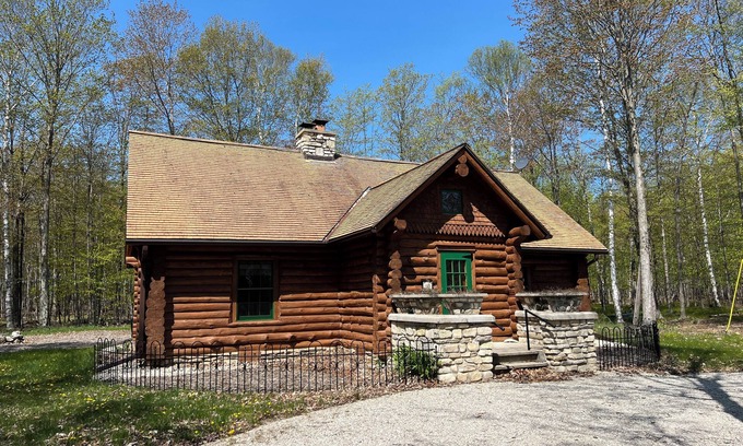 Washington Island House | Gibby's Log Cabin Retreat