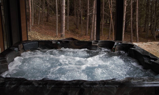 Piopolis Ski Chalet | Gibsōn - in Quebec - access to lake, with hot tub