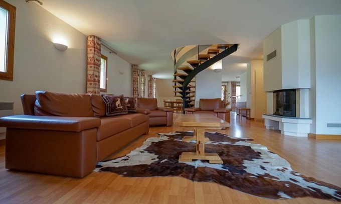 Giez Condo | Giez | 3BR Duplex for 6 + 2 Pools On-Site!