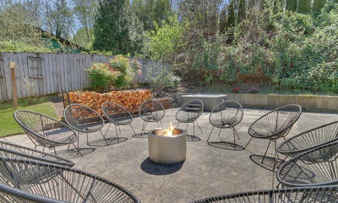 Artondale House | Gig Harbor Haven- Brand New Hot Tub, Seclusion & Scenic Views of Nature!
