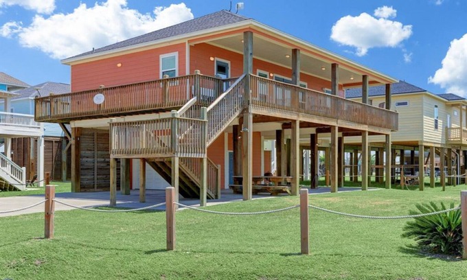 Port Bolivar House | Gilligan's Island- 1 minute walk to beach!