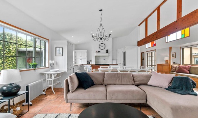 Warkworth House | Gillman Vineyard - Matakana Holiday Home