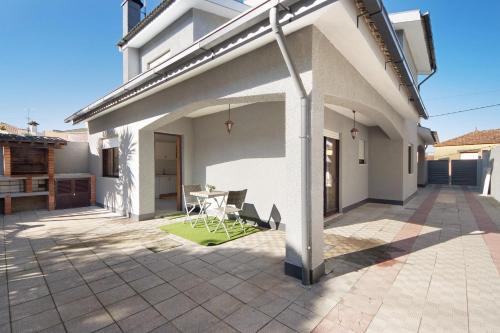 Rates Villa | Gilove House
