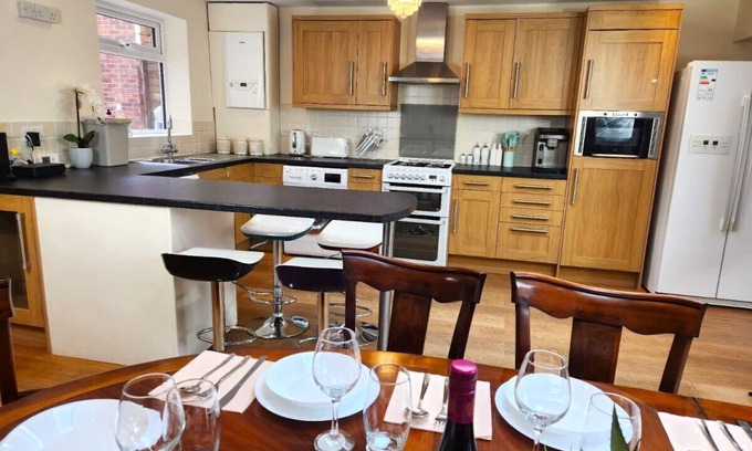 Barnwood House | Gilpin villa 4Bedroom: WiFi-Parking-Netflix-Garden