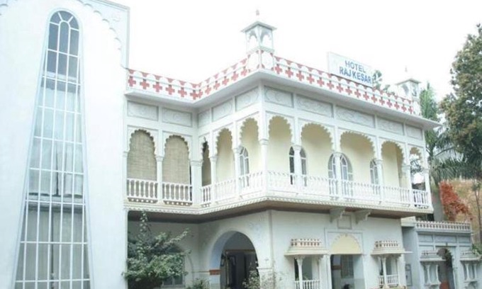Kota Bed & Breakfast | Girdhrwal Resort-Near Trikuta Tample