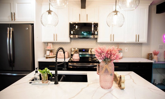 Lee's Summit House | Girls Getaway w/GlamRoom, Sleeps 12, Patio & Fire Pit Walk to Shop, Dink & Dine