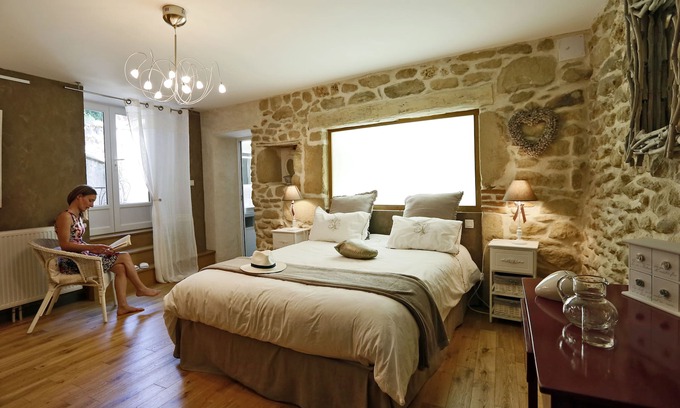 Chatte House | Gite 2 Chambres Avec Terrasse Couverte et Bain à Remous